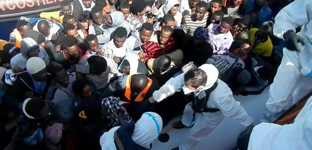 Redazione di Operai Contro, una nuova strage di emigranti. Parlano della libia, ma questi erano partiti dall’egitto Più di 400 migranti, per la maggior parte somali, sarebbero annegati mentre cercavano di raggiungere le coste meridionali dell’Europa. È quanto riferisce Bbc Arabic, citando fonti egiziane secondo cui i migranti erano a bordo di quattro imbarcazioni. Dal canto suo, il corrispondente della Bbc in Kenya ha fatto sapere di aver parlato con i parenti di tre giovani somali della stessa famiglia che sarebbero tra i migranti annegati, mentre l’ambasciatore somalo in Egitto ha confermato l’incidente, affermando che l’ambasciata sta valutando la […]