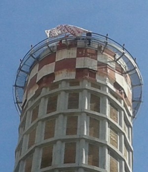 “Da qui non me ne andrò. Ci starò oggi, domani e fino a quando ce la potrò fare. Si, è vero: qui è terribile e pericoloso. Non ci sono spazi adeguati dove stare e poi tutto traballa, le scale sono staccate, i bulloni spezzati. Non c’è un posto dove poter riposare. Insomma, ho paura: certo. Intanto anche se volessi scendere sento che non ce la farei proprio. Soltanto i vigili del fuoco potrebbero riportarmi giù sano e salvo. Ma Renzi deve vedere che fine hanno fatto gli operai in Italia, grazie a lui e grazie al suo amico Marchionne”. […]