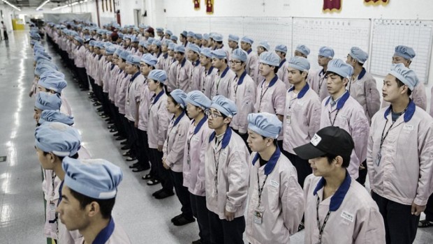 Sono immagini inedite, che documentano la vita dei dipendenti all’interno della Pegatron Corp, la fabbrica che produce iPhone per Apple più volte finita sotto accusa per i turni massacranti degli operai. Per la prima volta due giornalisti – il reporter Shai Oster e il fotografo al Qilai Shenper – sono stati autorizzati a entrare per Bloomberg nel campus di Shanghai. I 50mila lavoratori sono sottoposti a rigidi controlli di sicurezza: riconoscimento facciale con lo scanner, tornelli e appelli nominali quotidiani, per evitare eccessive ore di straordinario. L’identificazione, che avviene in un vero e proprio stile militare, richiede solo pochi […]