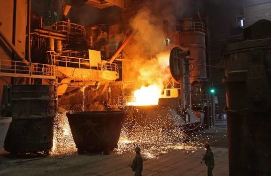 Redazione di operai Contro, la crisi economica avanza e torna il protezionismo Vi invio una cronaca ANSA Un lettore ANSA   BRUXELLES – Al via le prime misure Ue preventive di difesa commerciale per l’acciaio dopo l’invasione di quello cinese, che prevedono l’obbligo di licenza per l’importazione in Europa di una serie di prodotti siderurgici per i prossimi quattro anni. Il regolamento, adottato oggi dalla Commissione Ue e pubblicato sulla Gazzetta ufficiale europea, entrerà in vigore tra 21 giorni lavorativi in modo da assicurare alle imprese un tempo di transizione ragionevole per adattarsi alle nuove norme. Il loro obiettivo, […]