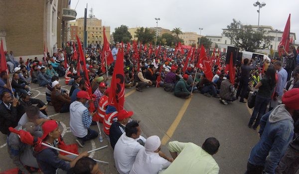 Caro Operai Contro, ti segnalo una corrispondenza da Clash City Workers. Saluti da un lettore. Roma. Qualcosa di storico è accaduto nelle campagne romane e dell’agro-pontino: migliaia di braccianti stranieri sono scesi in piazza per manifestare per i loro diritti! Anche i giornali ne hanno dovuto parlare, anche se ben davvero poco, considerata la portata della notizia. Lunedì 18 Aprile, infatti, migliaia di lavoratori agricoli, quasi tutti provenienti dal Punjab, India, sono scesi in Piazza della Libertà, a Latina, sotto il palazzo della Prefettura. Quello che succede nelle campagne italiane lo abbiamo documentato più volte, e ormai lo sappiamo […]