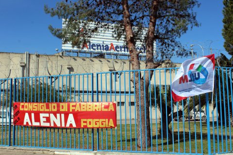 Redazione di Operai Contro, padroni e sindacati ci hanno fatto sudare, promettendoci il lavoro eterno. Ora il padrone comunica che deve ridurre il suo impegno negli stabilimenti al Sud: Foggia, Grottaglie, Pomigliano, Nola, Incoronata. Le chiacchiere dei sindacalisti servivano solo a farci sgobbare in silenzio. Contando tutti gli stabilimenti al Sud di Alenia siamo più di quattromila operai. I politici continuano a dire che l’occupazione cresce, ma che cazzo cresce. I giovani per lavorare sono dovuti andare fino a Melfi. Forse avete ragione è ora di finirla di denunciare e scendere in lotta contro i padroni. O noi o […]