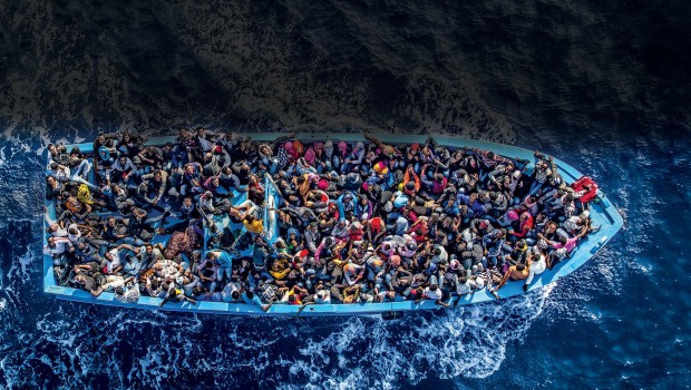 Redazione di Operai Contro, il gangster Renzi afferma che i padroni italiani non costruiranno muri e critica la scelta di Vienna. Il gangster dimentica di dire che l’Italia ha un muro naturale: il Mediterraneo. Sono oltre 30 mila gli emigranti che  in 16 anni dal 2000 sono annegati nel Mediterraneo nel tentativo di raggiungere l’Europa. La tratta per Lampedusa è ormai un cimitero sottomarino Gli emigranti sono uccisi come topi catturati nelle gabbiette e fatti annegare: uomini, donne e bambini Il gangster parla di salvataggio degli emigranti, ma quale salvataggio. Gli emigranti sopravvissuti sono usati come ricatto dalle cosi […]