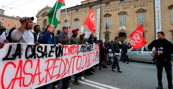 Caro Operai Contro, in corteo eravamo in tanti, più dei 300 che dice la Gazzetta. Tanti, precari e dipendenti di coop sociali, a rivendicare: «Casa, redditi e dignità» Un saluto da un operaio precario di Carpi. Ti spedisco l’articolo della Gazzetta di Modena. MODENA. Circa 300 persone del centro sociale Guernica unitamente agli esponenti dello sportello Sociale La Rage hanno sfilato per le strade di Modena per sollecitare maggiore attenzione al problema della casa per le persone in difficoltà economiche. Spiegano Piero e Andrea dello sportello: «Siamo convinti di essere nel giusto, intorno alla difficoltà di trovare una casa […]