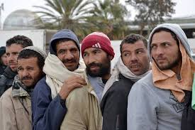 opinioni da internazionale.it Amro Ali, Mada Masr, Egitto Tra il deserto immobile che “incessantemente si consuma” e il mare perpetuo che “manifesta furiosamente il rinnovamento” si è formata la “mia prima visione della realtà”. Sono le parole di Giuseppe Ungaretti, poeta italiano nato ad Alessandria. Le scrisse nell’Egitto degli anni trenta. Oggi nel paese è presente una comunità transnazionale sempre più numerosa, emersa all’ombra delle rivolte arabe, soprattutto dopo la rivoluzione egiziana. Questa comunità si colloca tra un’Europa vuota di ideologie e in preda all’austerità e un Medio Oriente politicamente spietato e radicale. Ma chi sono, e qual è […]