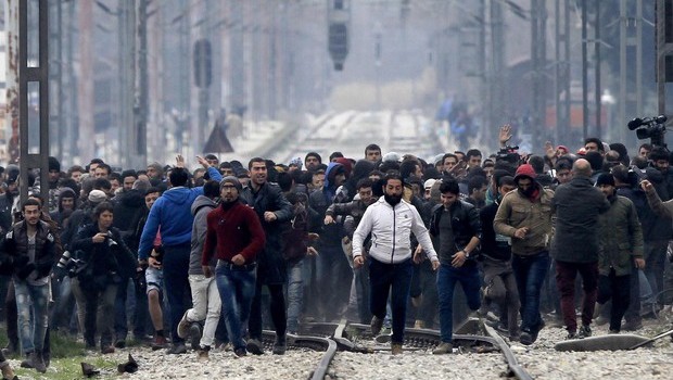 Caro Operai Contro, i governi europei non si preoccupano di come dare un tetto e un accoglienza agli oltre 10 mila profughi che con il proibitivo incalzante inverno, sono intrappolati lungo la rotta balcanica. I governi europei sperano che muoiano di freddo, di stenti e di fame? Così darebbero la colpa alla cattiveria del gelido inverno! Sta di fatto che la preoccupazione più grossa del governo sloveno, (ma anche se non confessata dagli altri paesi), è il timore che Erdogan capo del governo in Turchia, rinneghi l’accordo con l’Europa, accordo ricordiamolo di chiudere le frontiere per trattenere i migranti. […]