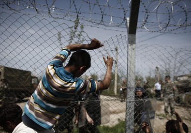 Caro Operai Contro, capi di Stato europei continuano ad incontrarsi, tante chiacchiere ma finora per i migranti le soluzioni che hanno adottato sono campi di concentramento e chiusura delle frontiere, con barriere di filo spinato, cariche della polizia armata fino ai denti contro civili inermi, donne e bambini. Ogni paese continua l’ignobile scaricabarile sulla pelle dei migranti. Anche l’Austria imperterrita prepara la costruzione della barriera. Ti mando un articolo del Fatto Quotidiano. Saluti da un lettore.   Brennero, Austria. “Quattrocento metri di rete, pronti 250 poliziotti. Se sarà necessario verrà impiegato anche l’esercito”. Non solo: il Parlamento di Vienna […]