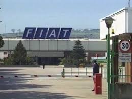 da Clash City Workers Questo Sabato la dirigenza dello stabilimento Fiat-Chrysler di Termoli è tornata a obbligare i lavoratori allo straordinario. Lo fa per compensare la politica di disinvestimento dell’azienda, che si trova con impianti vecchi che anziché rinnovare vuole sfruttare all’osso e mantenere a regime senza interruzioni. Eventualmente sfruttando all’osso anche i lavoratori, già vessati da ritmi durissimi, malattie professionali e stanchezza cronica. Che per questo, nonostante il regime repressivo che vige nella Fiat di Marchionne e le incredibili pressioni aziendali, continuano ad aderire agli scioperi organizzati dalla maggioranza delle RSU Fiom. Scioperi che stanno avendo un successo inaspettato […]