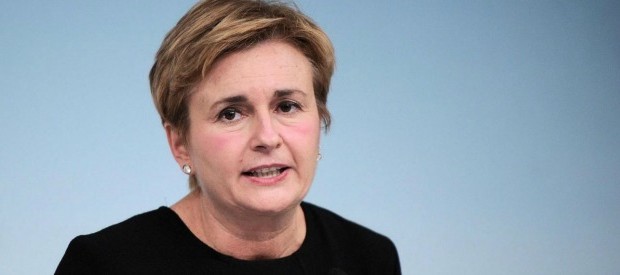 Redazione di Operai Contro, i padroni, i politici e gli amministratori della repubblica dei padroni italiani sono parassiti ed imbroglioni. Quelli del Pd del gangster Renzi sono peggiori di tutti. Arriverà il momento che il popolo stanco innalzerà la ghigliottina nelle piazze? Un lettore Dal fatto quotidiano Sembrava la solita storia di abusi e mazzette. Invece l’inchiesta partita da Corleto Perticara (Potenza) paesino lucano con poco più di 2500 abitanti, tra un peculato e molte concussioni di cui è accusata l’intraprendente ex sindachessa Pd, è diventata materia così incandescente da bruciare Federica Guidi che ha presentato le dimissioni. Il ministro dello Sviluppo economico compare […]