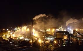 Caro Operai Contro, in fabbrica l’allarme sicurezza è altissimo, a rischiare grosso sono prima di tutto gli operai, e poi gli abitanti di Servola circostanti la fabbrica. Oggi le Rsu incontreranno il responsabile della produzione, l’ingegner Vincenzo Dimastromatteo, proveniente dalle acciaierie Ilva di Taranto e quindi consumato conoscitore di avvelenamento di operai e inquinamento ambientale. L’azienda aveva assicurato una situazione sotto controllo, ma la concentrazione di Pm10 sono raddoppiate e col passare dei giorni gli operai scoprono di essere seduti su una polveriera che può esplodere da un momento all’altro. Operai senza costruire il nostro Partito, siamo in balia […]