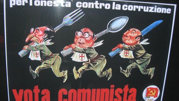 Redazione di Operai Contro, ricordare tutti i crimini commessi dai forchettoni della DC è quasi impossibile. Ricordiamo Portella delle Ginestre, gli operai ammazzati a Reggio Emilia, ecc Ricordo gli scontri tra disoccupati e celere in corso Cairoli a Foggia. Gli operai furono sconfitti Molti operai del  Sud dovettero emigrare nelle galere FIAT di Torino e in quelle dei padroni dell’Europa A Foggia c’era una cartiera. I sindacalisti della CGIL erano diventati tutti equiparati( impiegati). Centinaia di operai morirono ammazzati dalle esalazioni di cloro Oggi la cartiera è chiusa, domani toccherà all’Alenia. I giovani di Foggia vanno a farsi consumare […]