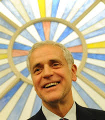 Redazione di Operai Contro   Commento per l’ennesima volta le ruberie dei politici italiani, ben sapendo che ormai non fanno più notizia, ne siamo assuefatti. Non possiamo tacere però di fronte alle accuse mosse contro Formigoni, durante la sua carica di governatore della Lombardia. Le accuse sono tante, si va dall’uso esclusivo offerto gratis di tre yacht dal 2007 al 2011, cene sontuose al ristorante Sadler di Milano, uso gratis di una villa ad Arzachena offerta da Daccò, in seguito acquistata insieme al suo amico Alberto Perego per tre milioni. Quando Perego non può più pagare, lo nomina nel […]