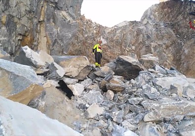 Caro Operai Contro, l’operaio di 42 anni è gravissimo dopo “l’incidente” sul lavoro nella cava di Orosei in Sardegna. Proprio il giorno dopo che due operai hanno perso la vita nella cava di Carrara. La strage per il profitto non si ferma e non si attenua. I padroni con il loro governo hanno ben altro da fare che investire nelle misure di prevenzione e sicurezza sul lavoro. Dall’inizio del 2016 ad oggi, sono 161 i morti sul lavoro in Italia. Con le morti sulle strade e in itinere si superano i 340 morti complessivi per infortuni tutti i lavoratori […]