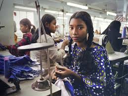 Caro Operai Contro, la maggior parte  di queste aziende sono sprovviste perfino dell’uscita di sicurezza. “H&M” è un logo del vestiario presente ovunque, centri commerciali compresi. Dopo il tragico crollo del Rana Plaza, dove morirono 1.138 persone, anche H&M si era impegnata a migliorare le condizioni di lavoro nella sua catena di fornitura. Ma appena l’ondata delle proteste e dello sdegno è calata, i padroni assassini e non di meno i loro complici, proseguono con il vecchio andazzo, restii ad investire in prevenzione, sicurezza, ambienti sicuri, salubri ed idonei. Ti mando un estratto dal Fatto Quotidiano. Saluti da un […]