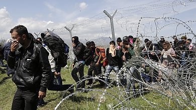 Redazione di Operai Contro, I leccaculo dei giornali e della TV continuano a sbandierare le soluzione del problema degli emigranti. Migliaia di emigranti assassinati nel mediterraneo. Derportazione dei  padroni Turchi, Guerra in Libia. Muri in tutta l’ewuropa per fermare gli emigranti. In Italia i padroni hanno un muro naturale: il Mediterraneo Malgrado il genocidio i padroni non riusciranno ad impedire l’emigrazione I padroni con il colonialismo e l’imperialismo lo hanno creato E’ sperabile che l’esercito degli emigranti si organizzi per la guerra ai padroni Un operaio Senegalese