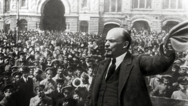 Redazione, nel centenario della rivoluzione degli operai Russi penso che sia utile pubblicare questa lezione di Lenin sullo stato sullo stato