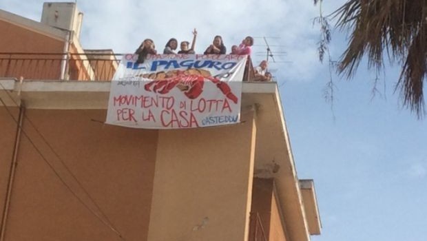 Caro Operai Contro, 10 famiglie in emergenza abitativa hanno occupato due giorni fa uno stabile di proprietà della Regione a Cagliari. Il Movimento di Lotta per la Casa denuncia che in città ci sono mille famiglie senza alloggio. Allego un articolo di Sardinia Post. Saluti dalla Sardegna.   Dieci famiglie in emergenza abitativa hanno occupato due giorni fa uno stabile di proprietà della Regione a Cagliari. L’occupazione è avvenuta mercoledì alle prime luci dell’alba: le famiglie, tutte già in graduatoria da anni per l’ottenimento di un alloggio popolare, hanno forzato l’ingresso di una palazzina in via Bainsizza 51, nel […]