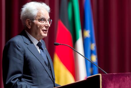 Redazione di operai Contro, così parlo Mattarella: “Le barriere che dividono l’Europa sono una zavorra che ne appesantisce il cammino“. Mattarella cosa appesantisce la deportazione degli emigranti che la comunità europea ha pagato ai padroni Turchi? Mattarella come definirebbe questa deportazione? Mattarella, l’italia ha un muro naturale: Il Mediterraneo Solo nel 2015 ci sono stato oltre 4000 emigranti affogati come topi nelle gabbiette. Mattarella libera circolazione degli uomini oltre che del vino italiano Un lettore