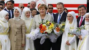 Caro Operai Contro, il consolidamento e l’estensione dei campi di concentramento, si delinea sempre più chiaramente, come la soluzione che la Merkel e l’Europa vogliono applicare per i migranti. Migranti che oltre aver scampato l’affogamento in mare, sono colpevoli di essere sopravvissuti alle marce, ai respingimenti dai confini di filo spinato, dei manganelli e dei mitra spianati. Recidivi di aver resistito al freddo e alla fame, agli stenti di mesi senza un tetto sulle spalle. La Merkel si è recata in Turchia, a chiedere «zone di sicurezza per i profughi», il che equivale a chiedere, non l’abolizione dei campi […]