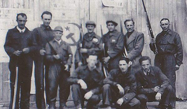 Redazione di Operai Contro, Si celebra oggi in tutta Italia il 71/mo anniversario della Liberazione, con appuntamenti e cortei lungo tutta la penisola. I politici dei padroni celebrano il cambio alla guida dello Stato dei padroni avvenuto nel 45: dal fascismo di Mussolini alla democrazia borghese Il presidente della Repubblica Sergio Mattarella ha deposto una corona d’alloro all’Altare della Patria. Mattarella era accompagnato dal presidente del consiglio Matteo Renzi, dal presidente del Senato Piero Grasso, dal vicepresidente della Camera Simone Baldelli, dal ministro della Difesa Roberta Pinotti e dal presidente della Corte Costituzionale Paolo Grossi. Dopo la deposizione della corona, […]