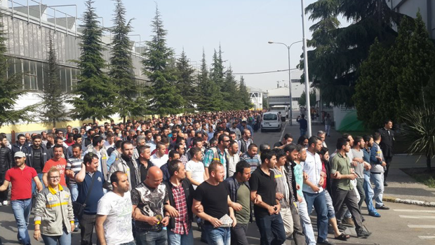 Metal İşçileri Birliği – MİB 2 h · PATRONA ETİ, İŞÇİYE ÇÖPÜ! Arçelik 2016 yılının üçüncü çeyreğine ilişkin 262,8 milyon TL net kar açıkladı. Bu bir yıl öncekine göre %23,8 oranında artış demek. 9 aylık net karı ise %57 artışla 1,07 milyar TL oldu. Peki Arçelik işçisi sen ne kadar ücret alıyorsun? Var mı artış! Carne AI PADRONI, l’OPERAIO e ‘ spazzatura! La Arçelik(1) ha annunciato un utile netto di 262,8 milioni di euro per il terzo trimestre dell’anno 2016 e ‘ un aumento del 23,8 % in un anno . In 9 mesi gli utili netti sono 1,07 […]