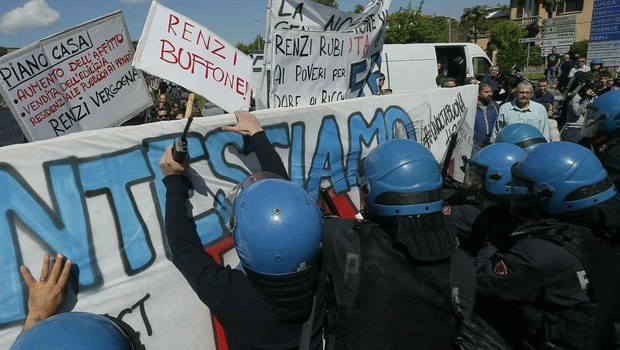 Redazione di Operai Contro, L’Internet Day era diventato l’occasione di un teatrino organizzato a Pisa per celebrare Renzi. La polizia ha più volte caricato il corteo promosso da centri sociali, sindacati di base e collettivi universitari al quale ha aderito anche l’associazione vittime del Salva banche. Al solito i giornali rompono parlando dei giovani dei centri sociali. Probabilmente si aspettano i cortei organizzati da vecchi pensionati con il bastone per camminare. I poliziotti avrebbero un facile lavoro nel rompere la testa ai pensionati, ma perchè i giornalisti leccaculo dei padroni non la smettono Un giovane di Pisa    