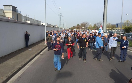 Caro Operai Contro, ieri gli operai della Piaggio hanno scioperato per protestare per l’eccessivo carico di lavoro e le condizioni precarie. Un Operaio Piaggio PONTEDERA — Carichi di lavoro eccessivi. Materiali che faticano ad arrivare sulle linee. Strumentazioni vecchie e spesso difettose. Produzione in calo. Gestione del personale da rivedere. Gli operai Piaggio sono scesi in strada a protestare. Gli operai spiegano di essere sottoposti a ritmi sempre più serrati. Il calo del personale, dicono, gioca a favore di questa situazione, che in molti non sono più disposti ad accettare. C’è poi il futuro della produzione, dai più visto […]