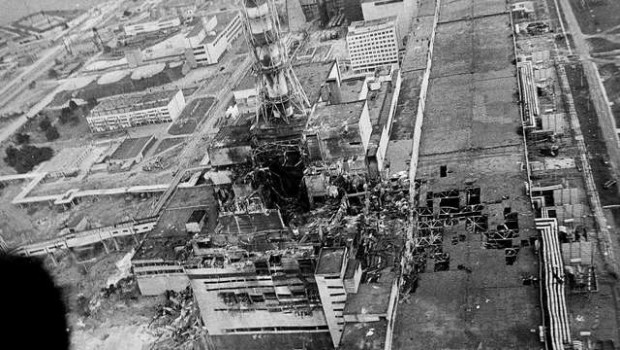 dal fatto quotidiano   Chernobyl, il più grave disastro nucleare della storia, è soprattutto una strage di bambini. Di chi era bambino ai tempi e di chi lo è ora perché la l’esposizione a sostanze atomiche è come una maledizione: si passa di padre in figlio e trent’anni dopo quel 26 aprile 1986 l’Ucraina sta ancora facendo i conti con quella terribile eredità. La fuoriuscita di vapore contaminato cessò il successivo 10 maggio, ma il reattore numero 4 della centrale fu definitivamente tombato nel “sarcofago” solo tre anni dopo grazie al lavoro di un esercito di 600mila uomini che […]