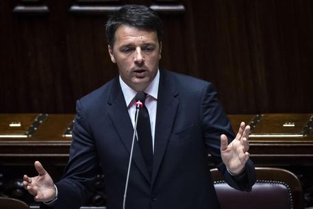Redazione di Operai Contro,  “L’antifascismo è elemento costitutivo e irrinunciabile della nostra società. Giusto tenere alta la guardia”. Così, in un’intervista a Repubblica, il premier Matteo Renzi, secondo cui le candidature a Roma di Meloni e Raggi non mettono a rischio il senso della Liberazione: “Tutti ci riconosciamo nei valori della Costituzione”. Renzi difende la riforma costituzionale. “La deriva autoritaria è quella che ha portato il fascismo. Qui non cambiamo nemmeno i poteri del Governo”. Renzi ha ragione. Oggi il fascismo di Mussolini non serve ai padroni Oggi ai padroni basta l’antifascismo del gangster Renzi Un operaio