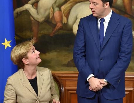 Redazione di Operai Contro, il parlamento dei padroni è in genere costituito da padroni e parassiti Il gangster Renzi, figlio di un padrone, si è circondato nel governo da figlie e figli di padroni e qualche parassita Guidi è figlia del padrone della Ducati Vi invio una breve storia tratta dall’ANSA Un affezionato lettore ANSA   Entrata nel governo come membro tecnico ha sempre rivendicato il suo curriculum da imprenditrice in questi due anni di ministero attraversati da vertenze, come quella di Whirlpool, e da leggi, in primis il ddl concorrenza. Federica Guidi, titolare dello Sviluppo economico, dimissionaria dopo […]