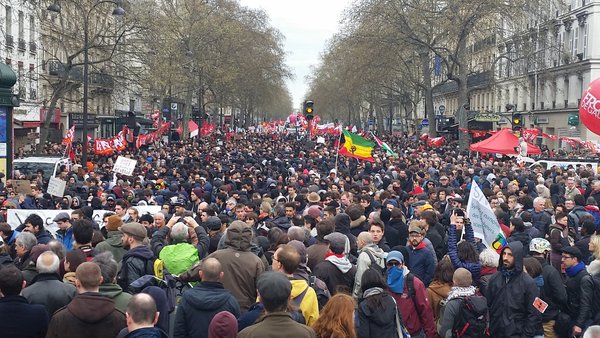 radiondadurto.org Notizia scritta il 09/04/16 alle 14:35. Ultimo aggiornamento: 09/04/16 alle: 17:19 Ennesima giornata di lotta in Francia contro la legge sul lavoro promossa dal governo “socialista” di Hollande. Manifestazioni in diverse città francesi, ma il cuore della protesta è sicuramente Parigi, dove la giornata è iniziata con una manifestazione studentesca poco partecipata, ma che ha visto gli studenti essere comunque accerchiati e fermati in massa dalla polizia impegnata a impedirequalsiasi forma di manifestazione. La manifestazione del pomeriggio è partita da Republique, per raggiungere poi la Bastiglia e  proseguire verso Nation. Alla testa del corteo studenti liceali, dato importante […]