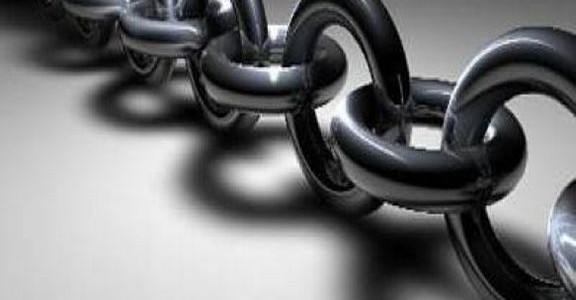 Operai e magistratura IL DIRITTO DEL LAVORO IL DIRITTO DEL PIÙ FORTE La sentenza di Nola contro gli operai FCAdi Andrea Vitale Sempre più frequenti e numerose diventano le sentenze con cui la magistratura conferma il licenziamento di lavoratori, rei di aver violato il cosiddetto “obbligo di fedeltà”. Tale orientamento investe tutti i diversilivelli della magistratura, dai tribunali, alle corti di appello, alla cassazione.Fra tutte queste sentenze, quella che risulta più emblematica e significativa è quella del tribunale di Nola del giugno 2015 (tribunale di Nola, n. 18203/2015 del 04/06/2015, rg. n. 5996/2014). In essa viene confermato il licenziamento […]