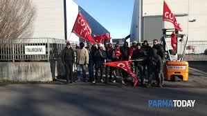 Caro Operai Contro, ieri mattina 14 aprile una cinquantina di operai della coop Scarabeo iscritti al Si Cobas, hanno scioperato davanti ai cancelli della Italarchivi all’Interporto di Fontevivo (Parma).  Chiedono la riassunzione dei loro 6 compagni licenziati, in seguito al cambio d’appalto della cooperativa. Sosteniamo questa lotta. Saluti da un simpatizzante.  