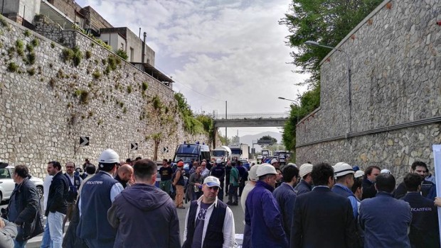 Redazione di Operai Contro, Fincantieri continua a mettere in CIG gli operai Ora tocca ad altri 41 operai Gli operai stabiesi hanno bloccato la statale 145 (sorrentina) con cartelli, striscioni e cori. Gli operai di Fincantieri non hanno risparmiato nessuno: anche il presidente della Regione De Luca è stato attaccato così come anche il premier Renzi e Amedeo Lepore, assessore alle attività produttive della Regione Campania. «L’accordo del 14 gennaio scorso al Ministero dello Sviluppo Economico – affermano i portavoce delle tute blu –prevedeva l’assicurazione di carichi di lavoro al sito stabiese in grado di assicurare l’impiego di tutte […]