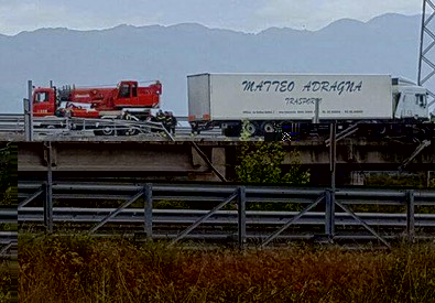 ANSA Cinque operai che stavano effettuando lavori stradali sulla statale 7bis nel comune di Nola (Napoli), sono stati travolti da un tir impazzito. Il bilancio è di due operai morti.  Altri due operai sono rimasti feriti, uno in condizioni gravissime. I due operai sono deceduti sul colpo dopo essere stati scaraventati per una quindicina di metri in una scarpata. Il tir è uscito fuori strada. Le squadre dei pompieri sono al lavoro per la messa in sicurezza del tratto in cui, poco prima delle 11, è avvenuto l’ incidente. L’ incidente – sulle cui cause sono in corso accertamenti […]
