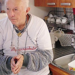 Caro Operai Contro, con il governo Renzi dilaga la povertà e l’emergenza casa. Mentre in Italia avviene uno sfratto ogni 334 famiglie, nel Varesotto ne avviene uno ogni 228 famiglie. Nel Varesotto, « Il rapporto tra sfratti emessi e numero di famiglie è uno dei peggiori in Italia», dice Ezio Mostoni, responsabile del Sicet, il sindacato degli inquilini collegato alla Cisl. «Solo una provincia lombarda precede Varese, quella di Monza-Brianza che si trova al quinto posto». La maglia nera spetta a Barletta (uno sfratto ogni 133 famiglie) e Varese si trova al quattordicesimo posto, preceduta da Torino e seguita […]