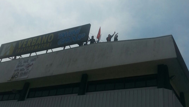 Dal primo aprile scorso, giorno in cui è stata avviata dall’azienda la procedura di mobilità, i lavoratori della Tamini di Novara si sono immediatamente mobilitati in difesa del posto di lavoro e ad oggi sono state effettuate 80 ore di sciopero. Da due giorni, inoltre, l’azienda viene presidiata anche di notte dai lavoratori che si alternano sul tetto. L’incontro previsto per oggi, presso la Regione Piemonte, con la presenza dell’assessore regionale al lavoro, è saltato per l’indisponibilità di Terna a parteciparvi. Venerdì 22 è previsto un altro incontro a livello locale. Ad oggi la trattativa è praticamente ferma con […]
