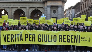 Redazione di Operai Contro, la farsa dei politici italiani e politici egiziani continua. Tutti vogliono la verità, la verità è molto chiara Redazione di Operai Contro, l’incontro con gli inquirenti egiziani è stato un fallimento come del resto già si sapeva. Si invoca la verità sull’assassinio di Regeni. Qualcuno gioisce del fatto che la magistratura di Roma entra nelle indagini Io non gioisco affatto. I morti della Banca dell’agricoltura a Milano aspettano ancora giustizia. Giustizia aspettano ancora tutte le vittime dello stato Italiano La verità sull’assassinio di Regeni è molto semplice: Regeni è stato assassinato dalla polizia politica su […]