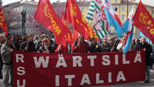 Caro Operai Contro, dopo la dichiarazione da parte dell’azienda di altri 550 esuberi, le RSU hanno proclamato uno sciopero di 8 ore, con presidio sui cancelli, per martedì 26 aprile. I dipendenti della Wärtsilä multinazionale finlandese di motori per imbarcazioni, a Trieste sono circa 1050, più altri 300 nell’indotto. Lo sciopero di martedì è la risposta a caldo, al piano aziendale che nel giro di due anni, punta a 1150 licenziamenti a livello mondiale. Resistere ai licenziamenti, chiamando altre fabbriche in lotta, a cominciare dalle fabbriche del Gruppo. Costruire un fronte di solidarietà, un muro contro i padroni. Basta […]