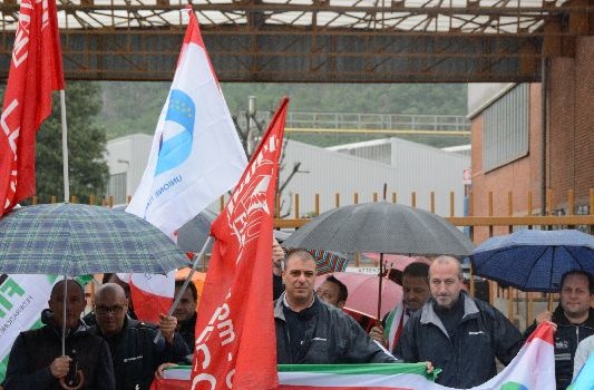 Redazione di Operai Contro, i padroni sono uguali dappertutto. Proteste anche alla Husqvarna: i lavoratori della sede di Valmadrera martedì mattina hanno scioperato un’ora, tra le 11 e mezzogiorno, picchettando i cancelli della ditta. Un operaio di lecco da lecconotizie.com Ad accendere la rivolta dei dipendenti sono le condizioni di lavoro a cui sarebbero sottoposti: “Ritmi troppo alti – spiegano Marco Maggiolini, Roberto Scicchitano e Renato Valsecchi della Rsu –  aumentati dal 15 al 20%, senza automatismi e i lavoratori non ce la fanno a sostenerli. Già in passato non esistevano tempi morti, ora non c’è nemmeno il tempo […]