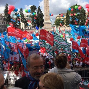 Redazione di Operai Contro, i sindacalisti CGIL-CISL-UIL  hanno sostenuto tutti i governi che hanno massacrato i pensionati. I sindacalisti CGIL-CISL-UIL hanno sempre difeso le pensioni dei ricchi e le loro pensioni Pensionati strappiamo le tessere sindacali, occupiamo le sedi sindacali Pensionati smettiamola con i parassiti del sindacato Un pensionato