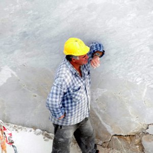 Caro operai Contro, Carlo Morelli 61 anni è l’operaio che ieri mattina è stato ucciso per il profitto a Massa. In poco più di 20 giorni è il terzo operaio schiacciato nel settore del marmo. Il 14 aprile era toccato nella cava di Carrara a Federico Benedetti, 46 anni, ed a Roberto Ricci Antonioli, 55 anni. Come ricordava Operai Contro i questi gironi, con il Jobs act nel 2015 sono aumentati del 16 per cento gli infortuni mortali sul lavoro: 1172, a fronte dei 1009 del 2014. Dopo i dati del 2015, i padroni e i loro politici sono […]