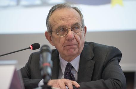 Redazione di Operai Contro, il ministro Padoan ha una capacità mostruosa di volgere qualsiasi decisione a favore dei padroni. Ha varato una nuova norma. Serve a convogliare il risparmio privato verso le piccole e medie imprese, che hanno bisogno di aumentare la loro dotazione di capitale per fare ricerca e investimenti. Pier Carlo Padoan, in un’intervista in apertura del Corriere della Sera, anticipando l’ipotesi di un “decreto legge in Consiglio dei ministri tra qualche settimana”. E spiegando che “l’idea è quella di dare una esenzione fiscale ai privati che investono in strumenti di risparmio a lungo termine specializzati nel […]