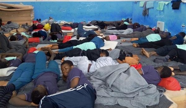 Redazione di Operai Contro, il governo Renzi ha trasformato gli Hotspot in campi di concentramento.  Gli emigranti vengono detenuti senza aver commesso nessun reato. In particolare hotspot di pozzallo è un centro di detenzione per bambini Questa è l’accoglienza dei padroni italiani: i campi di concentramento Vi invio un articolo Un operaio senegalese dal fatto quotidiano Secondo gli accordi internazionali, la struttura situata nell’estrema periferia della città costiera siciliana dovrebbe servire a identificare i migranti tratti in salvo dal mare in modo poi da ridistribuirli nei centri d’accoglienza in Italia e in Europa. Ma la situazione dell’hotspot di Pozzallo […]