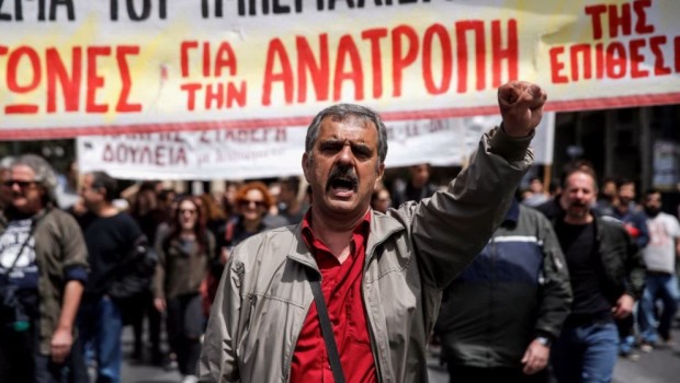 Redazione di Operai contro, il governo del socialfascista Alexis Tsipras impone nuovi tagli delle pensioni e nuovi tagli ai salari. il governo del socialfascista Alexis Tsipras deve salvare i padroni greci I lavoratori e gli operai Domenica sono scesi in piazza per protestare Gli operai greci pagano il ritardo nell’organizzazione del loro partito e dei gruppi armati degli operai per scatenare l’insurrezione e imporre la loro dittatura Le proteste non raggiungeranno nessun risultato se il il partito operaio non organizzera la lotta per l’insurrezione Un operaio greco dal fatto quotidiano   Il Parlamento greco ha approvato domenica la riforma pensionistica e […]
