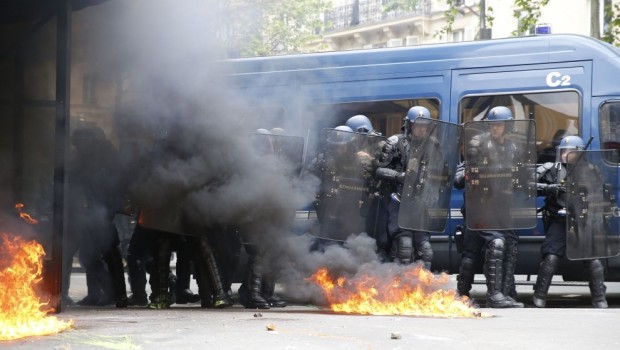 Redazione di Operai Contro, continuano le proteste contro il Jobs Act di Hollande. Blocco dei trasporti, scioperi a oltranza e manifestazioni di piazza l premier Manuel Valls dopo il braccio di ferro ha detto di essere pronto a fare delle modifiche, ma le proteste nonostante questo non si fermano Gli operai e i giovani Francesi sono stanchi di promesse fatte dai padroni e dai loro politici La lotta in Francia pone il problema del partito operaio I sindacalisti della CGT hanno seguito il culo degli operai, non possono tirarsi indietro Un operaio Francese Cronaca ilfattoquotidiano Blocco dei trasporti, scioperi […]