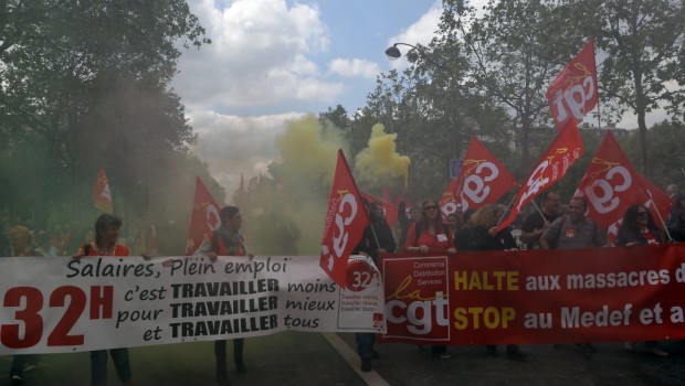 Il Foglio Bianco Lezioni di lotta di classe dal movimento francese contro il Jobs Act di Francesco Locantore. Verrebbe da parafrasare la nota canzone di De André di fronte alla palese differenza della reazione della classe lavoratrice e della grande maggioranza della popolazione francese all’introduzione di una legge sul lavoro che ricalca il Jobs Act entrato in vigore in Italia dal marzo del 2015. La loi travail (legge sul lavoro o Jobs Act per l’appunto) presentata dalla ministra Myriam El Khomri prevede: – la possibilità per le aziende di raggiungere accordi con i sindacati in deroga al limite legale […]