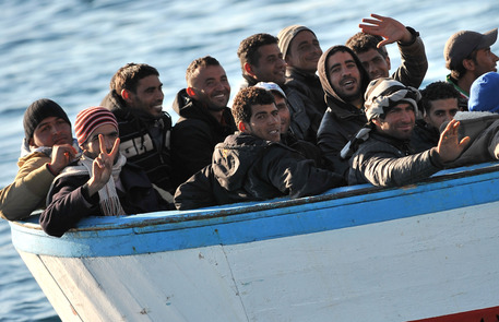 Redazione di Operai Contro. Un barcone carico di 500 emigranti si è rovesciato, sette per ora i morti. I responsabili sono i padroni che non vogliono la libera circolazione degli uomini La deportazione degli emigranti ad opera del governo turco, la deportazione degli emigranti di Idomeni in Grecia, intanto il numero dei morti aumenta Un operaio Senegalese  