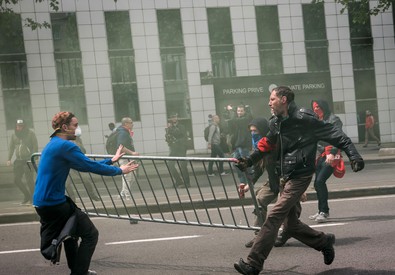 Redazione di Operai Contro, Violenti scontri i belgio tra polizia e manifestanti ai cortei di protesta contro l’austerità. L’esempio degli operai Francesi contagia gli operai Belgi. Operai: in Francia contro il governo del socialista Hollande, in Belgio contro il governo di centro destra. Gli operai non hanno santi. Gli operai sono contro i padroni di ogni colorre e partito. Quando scendono in lotta decisi si tirano dietro gli altri lavoratori e i giovani. Non sappiamo se lo scontro in Belgio proseguirà , ma siamo sicuri che la rivolta degli operai Francesi è un insegnamento per gli operai di tutto […]
