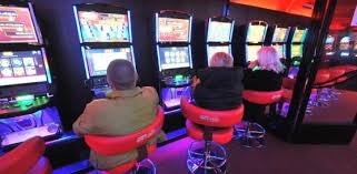 Caro Operai Contro, il voltagabbana Renzi tempo addietro ha firmato una legge di iniziativa popolare contro lo Stato biscazziere. Nel 2016 invece con il suo governo ha incrementato il gioco d’azzardo con 40.101 slot machine in più del 2015, (più 10,6%) per incassare mezzo miliardo di euro in più nelle casse dello Stato. In totale in Italia ora ci sono 418.210 slot machine, una ogni 143 abitanti. Nel 2015 dei 17 miliardi che gli italiani hanno buttato nelle slot machine, nelle scommesse o nei poker online, lo Stato ha incassato 8,7 miliardi di euro.   Sotto scacco dei biscazzieri […]